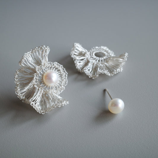 Softly Frills and Pearl – Wire Crochet 2-Way Earrings silver