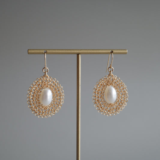 Shizuku – Pearl Wire Crochet Earrings Gold