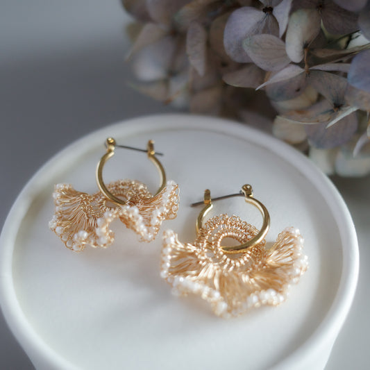 Frill Tail with ガラスビーズ – 耳飾り Gold × Pearl White color