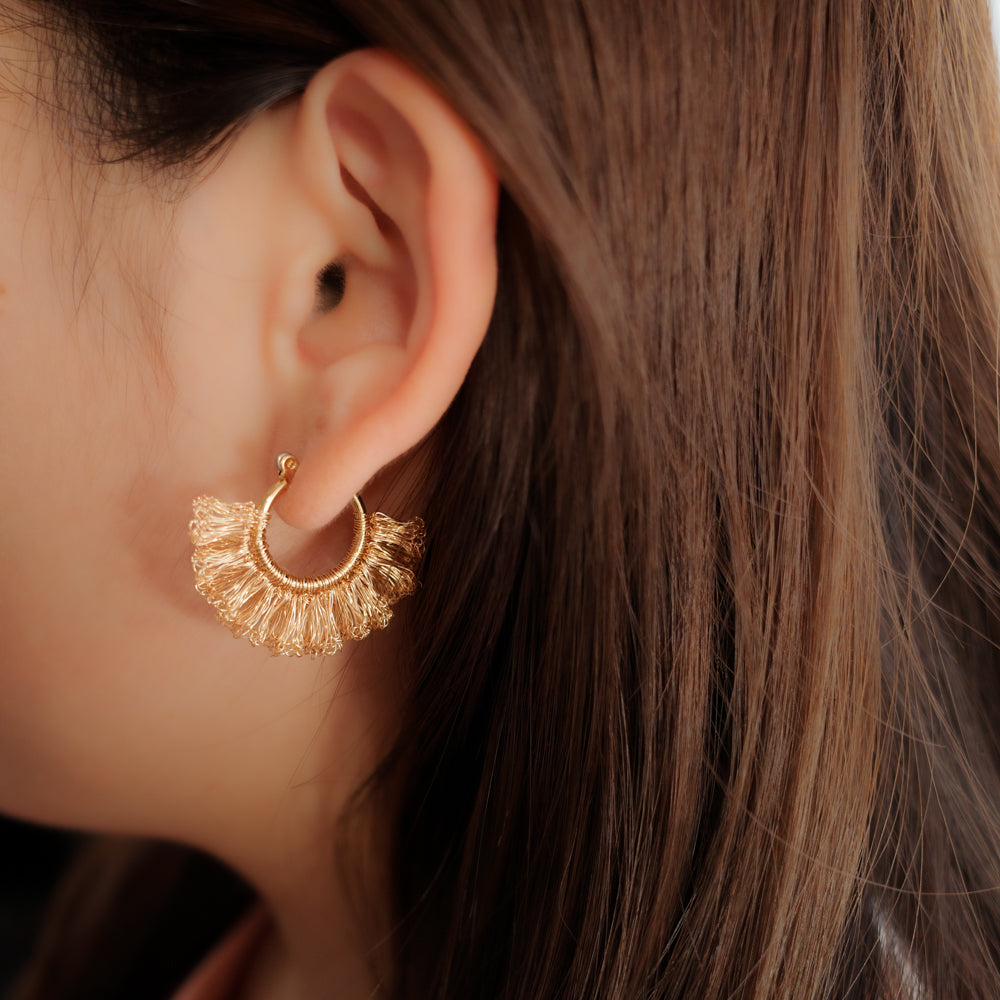 Frill Frill – 金屬線蕾絲圈式耳環 Silver color