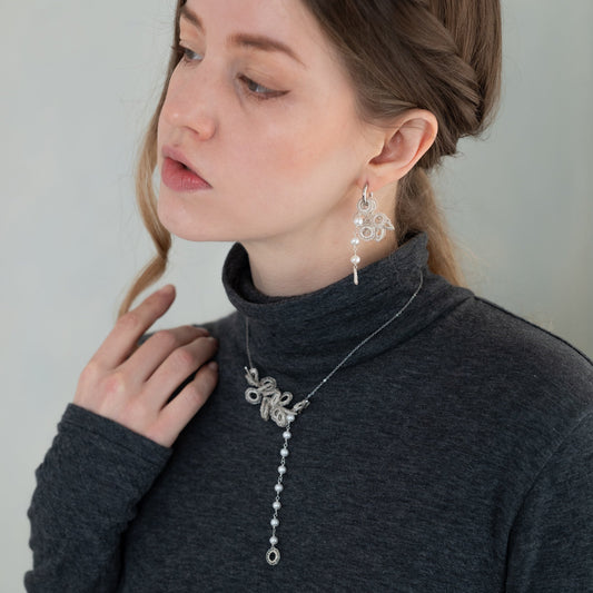 Full Bloom – ワイヤークロッシェとパールのネックレス L Silver Color