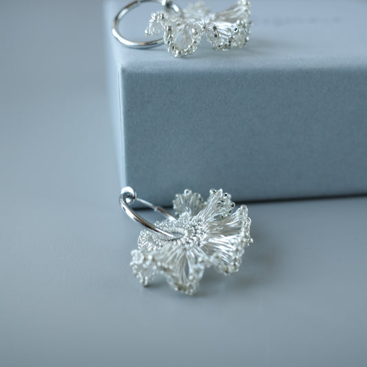 Frill Tail with ガラスビーズ – 耳飾り Silver Color