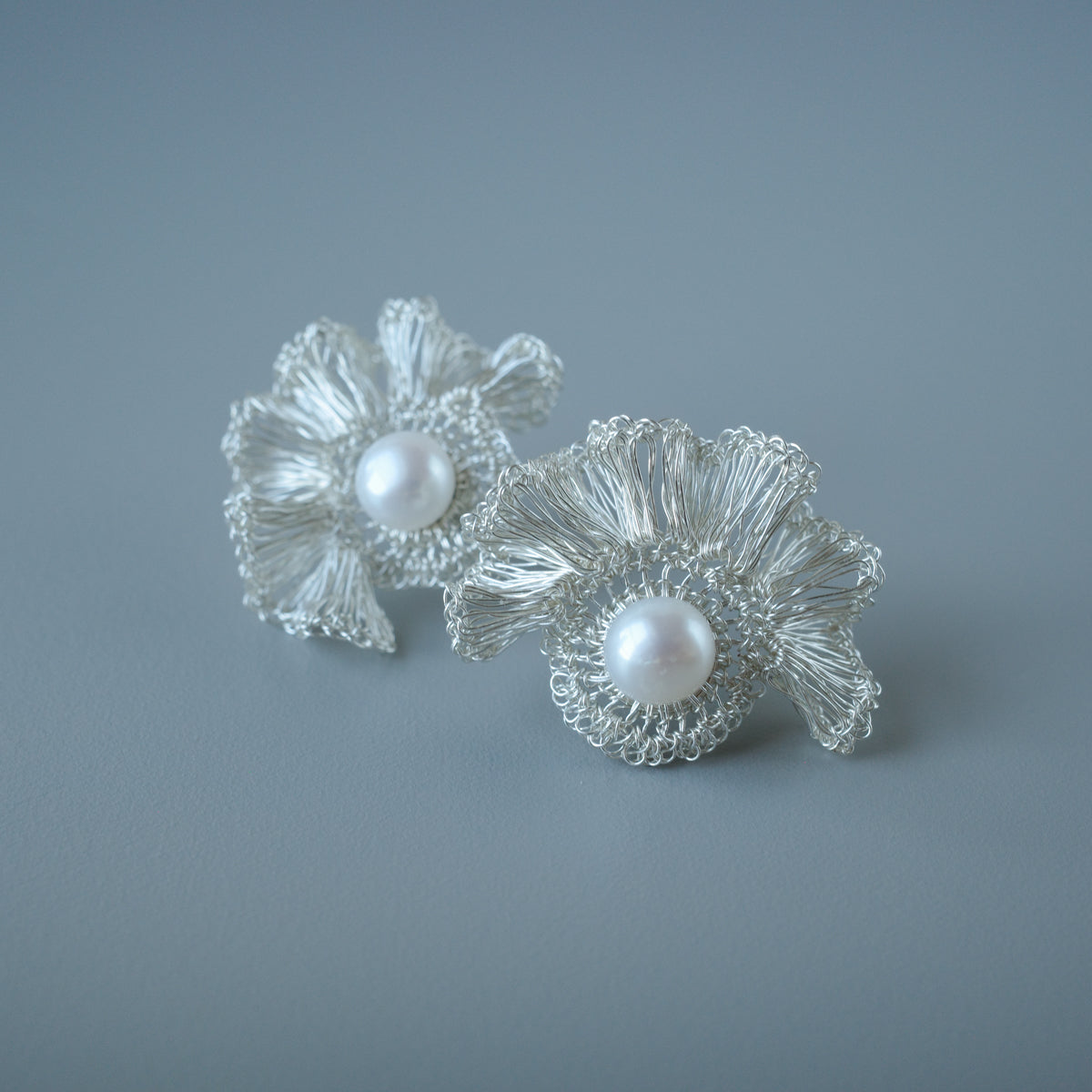 Softly Frills and Pearl – Wire Crochet 2-Way Earrings silver