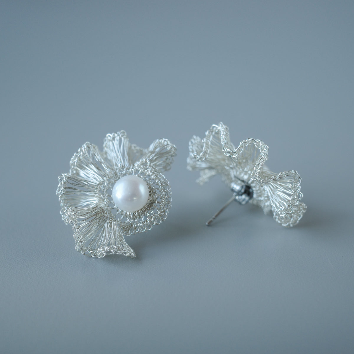 小褶邊和珍珠的耳飾 – 手工鉤織兩用款 銀色