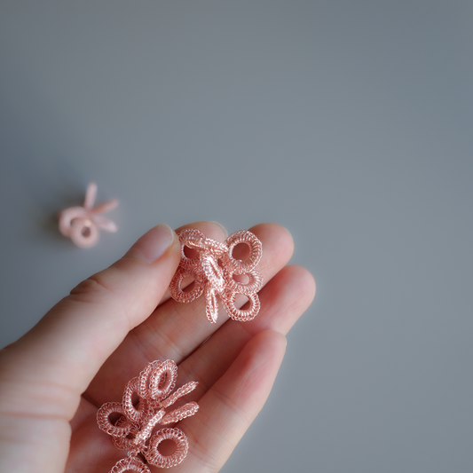 満開|Full Bloom|手編みモチーフ耳飾り(単品・予約販売) Spring gold Pink