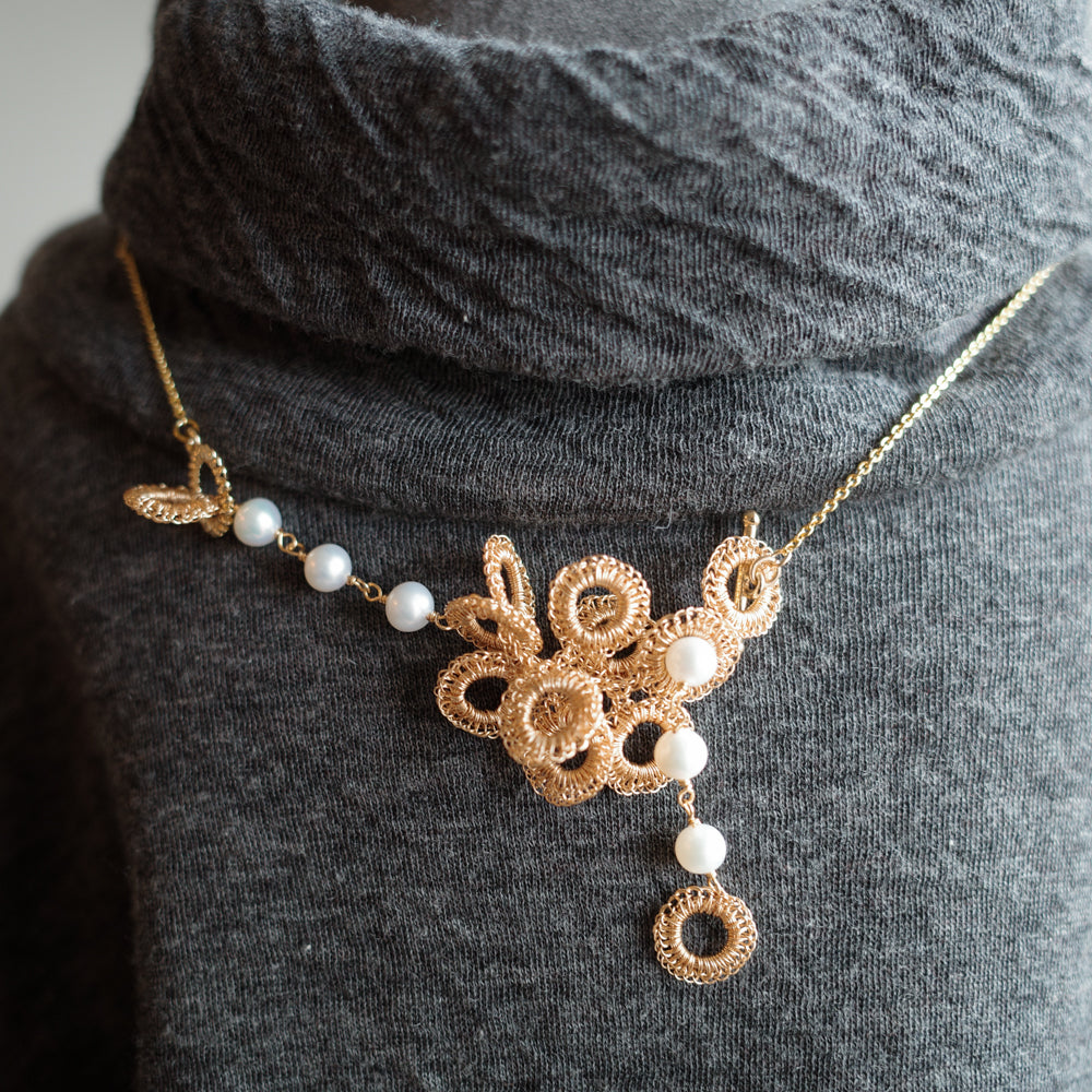 Full Bloom – ワイヤークロッシェとパールのネックレス