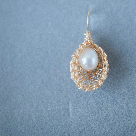 睡美人 – 淡水パール耳飾り ゴールド