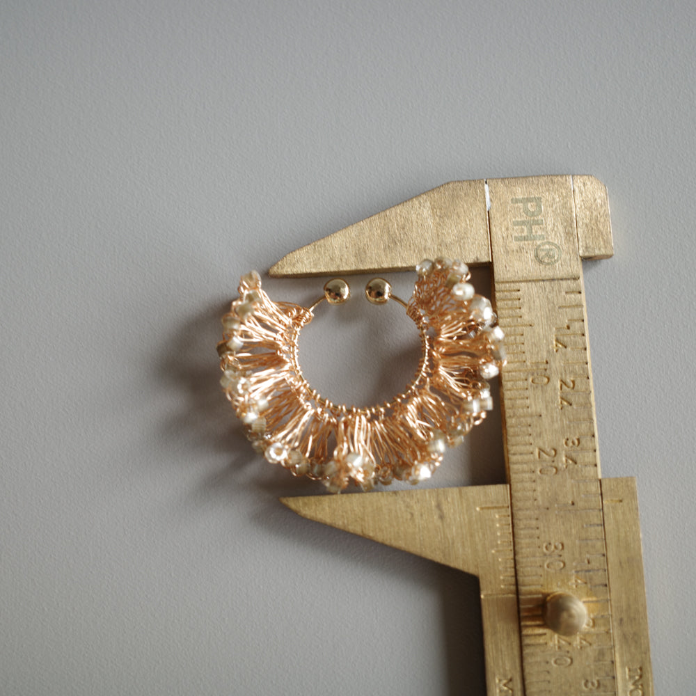 Frill Glow – 金屬線蕾絲耳夾［日本玻璃珠］gold