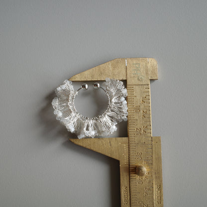 Frill Glow – 金屬線蕾絲耳夾［日本玻璃珠］silver