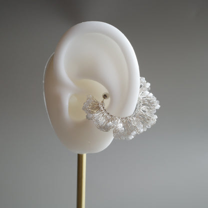 Frill Glow – 金屬線蕾絲耳夾［日本玻璃珠］silver