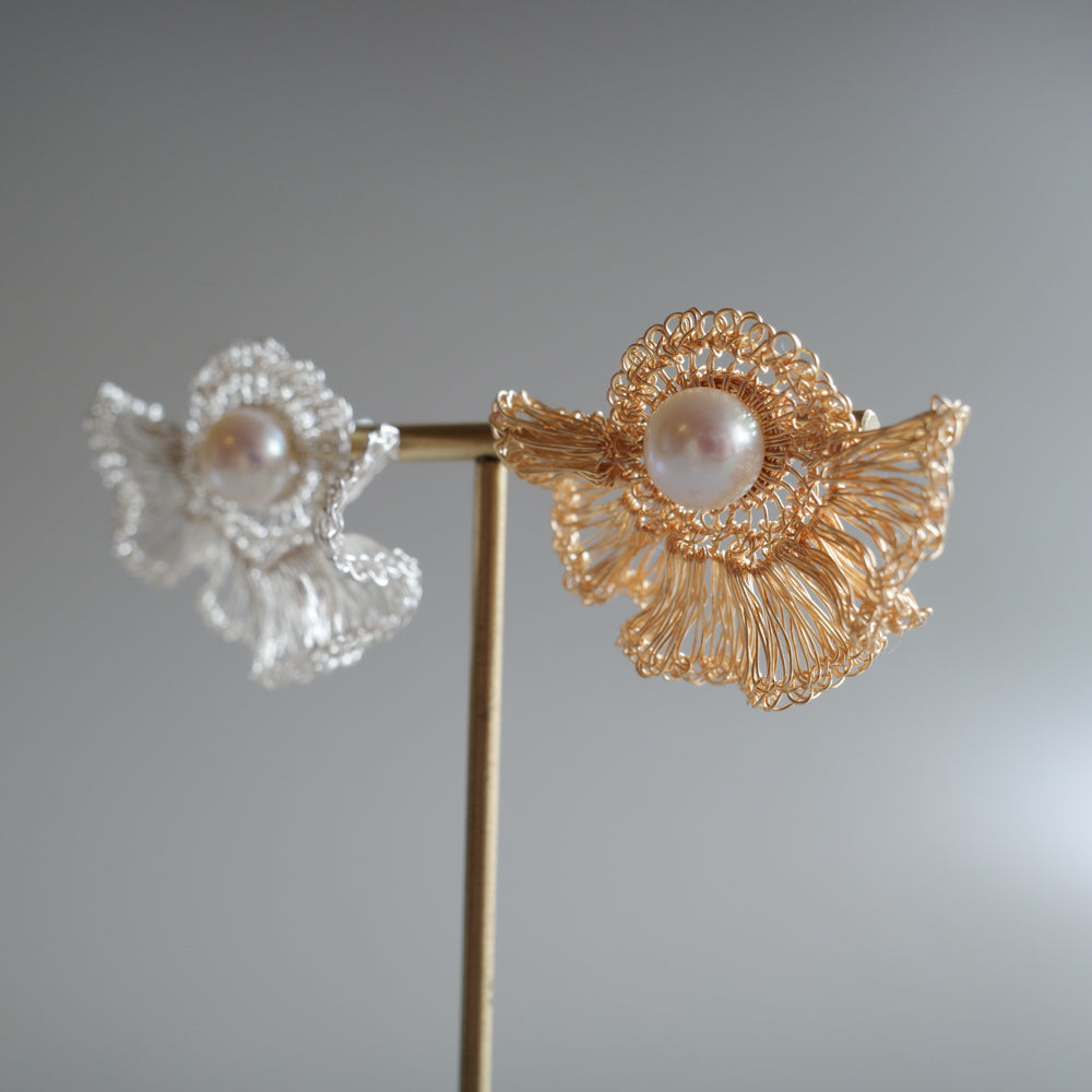 Frill Pearl – 2way フリルワイヤー×パール 耳飾り［ゴールド］