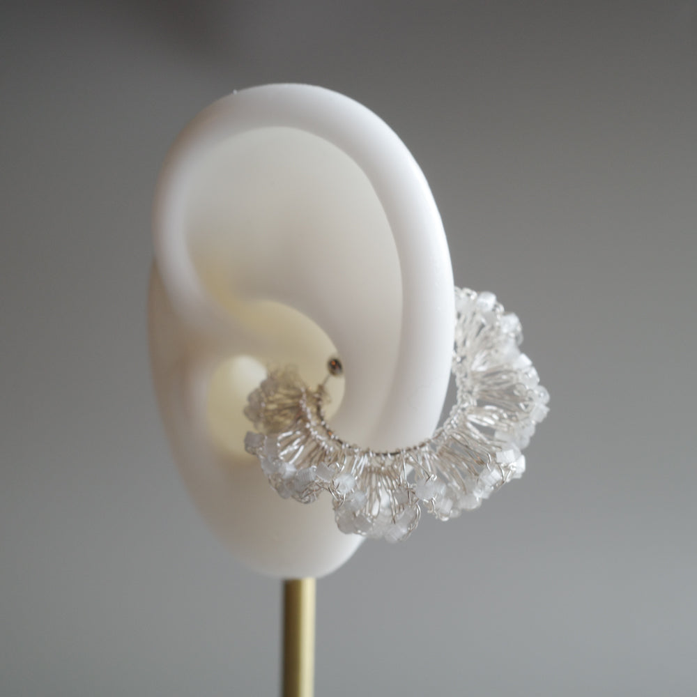 Frill Glow – 金屬線蕾絲耳夾［日本玻璃珠］silver