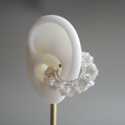 Frill Glow – 金屬線蕾絲耳夾［日本玻璃珠］silver