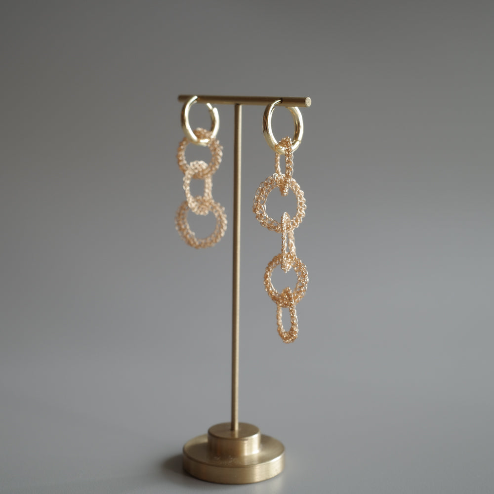 結（YUI） - ワイヤークロッシェ 耳飾り　ゴールド