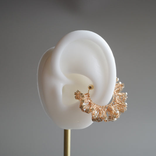 Frill Glow – 金屬線蕾絲耳夾［日本玻璃珠］gold