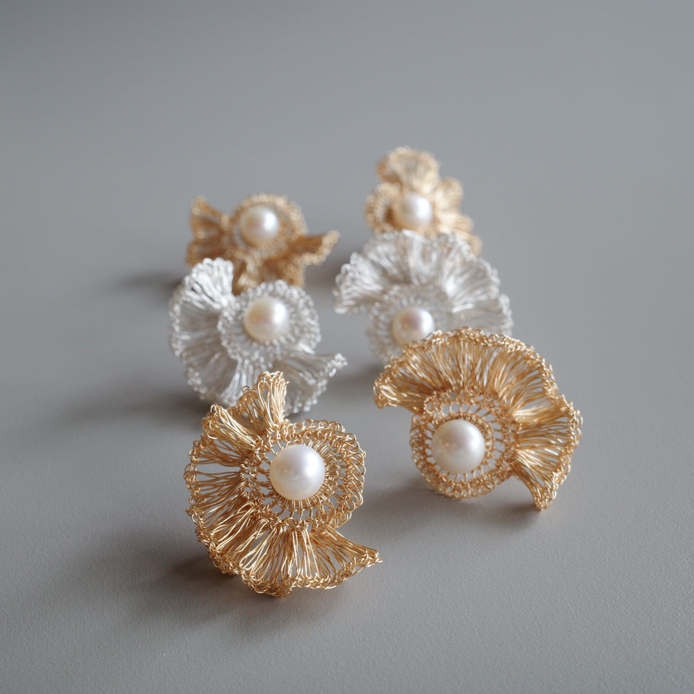 Frill Pearl – 2way フリルワイヤー×パール 耳飾り［ゴールド］