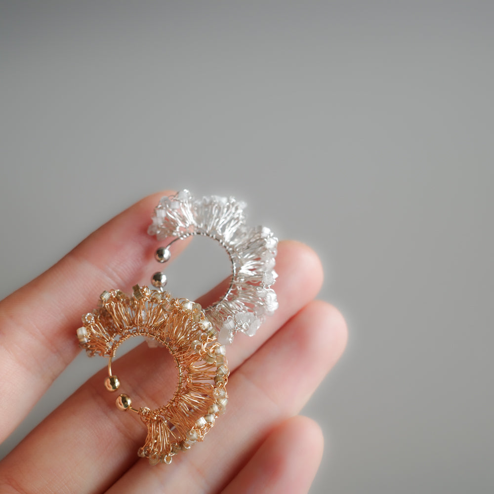 Frill Glow – 金屬線蕾絲耳夾［日本玻璃珠］silver