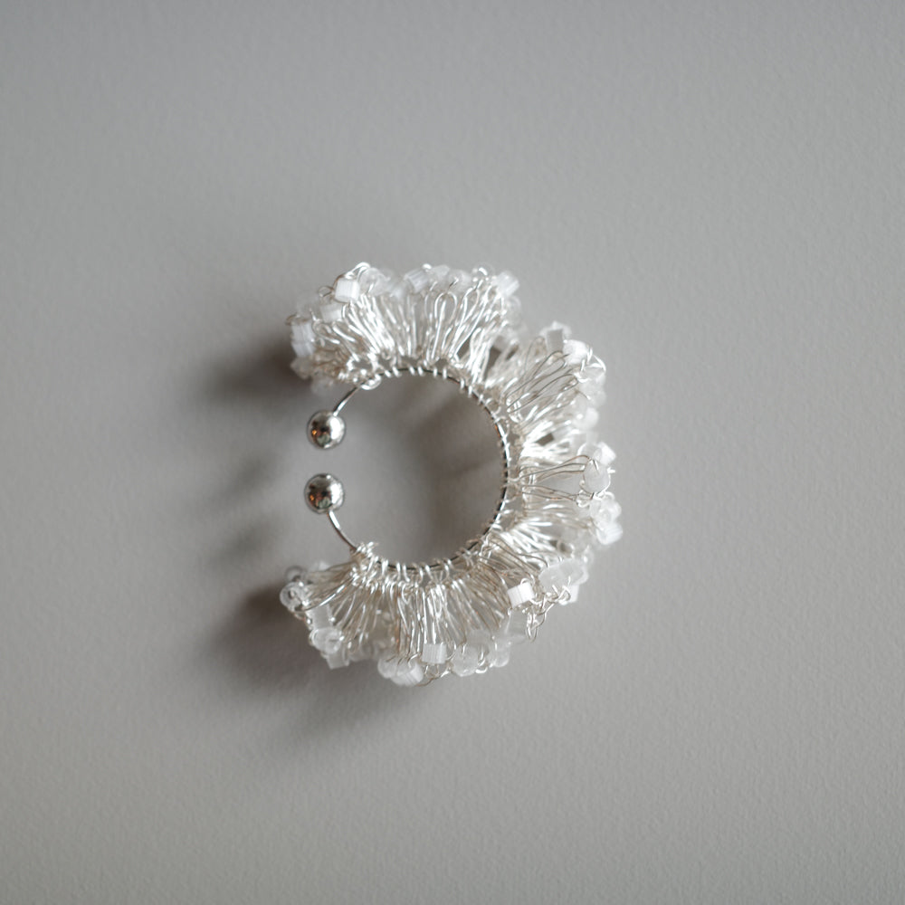 Frill Glow – 金屬線蕾絲耳夾［日本玻璃珠］silver