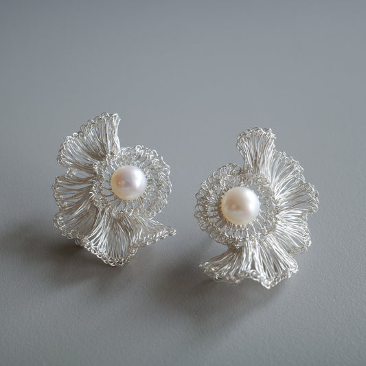 Softly Frills and Pearl – Wire Crochet 2-Way Earrings silver