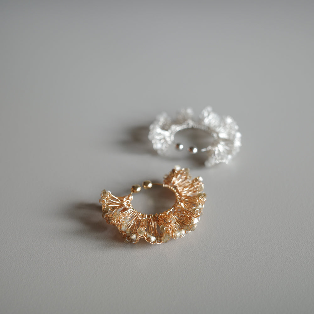 Frill Glow – 金屬線蕾絲耳夾［日本玻璃珠］gold