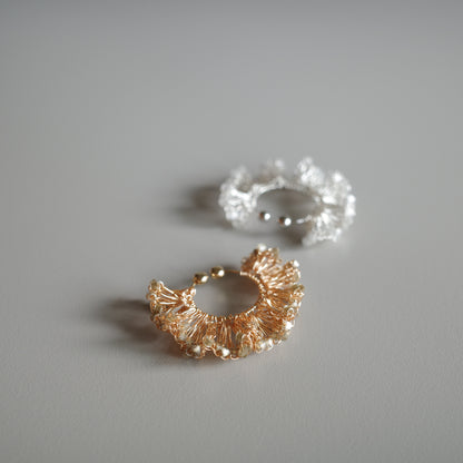 Frill Glow – 金屬線蕾絲耳夾［日本玻璃珠］gold