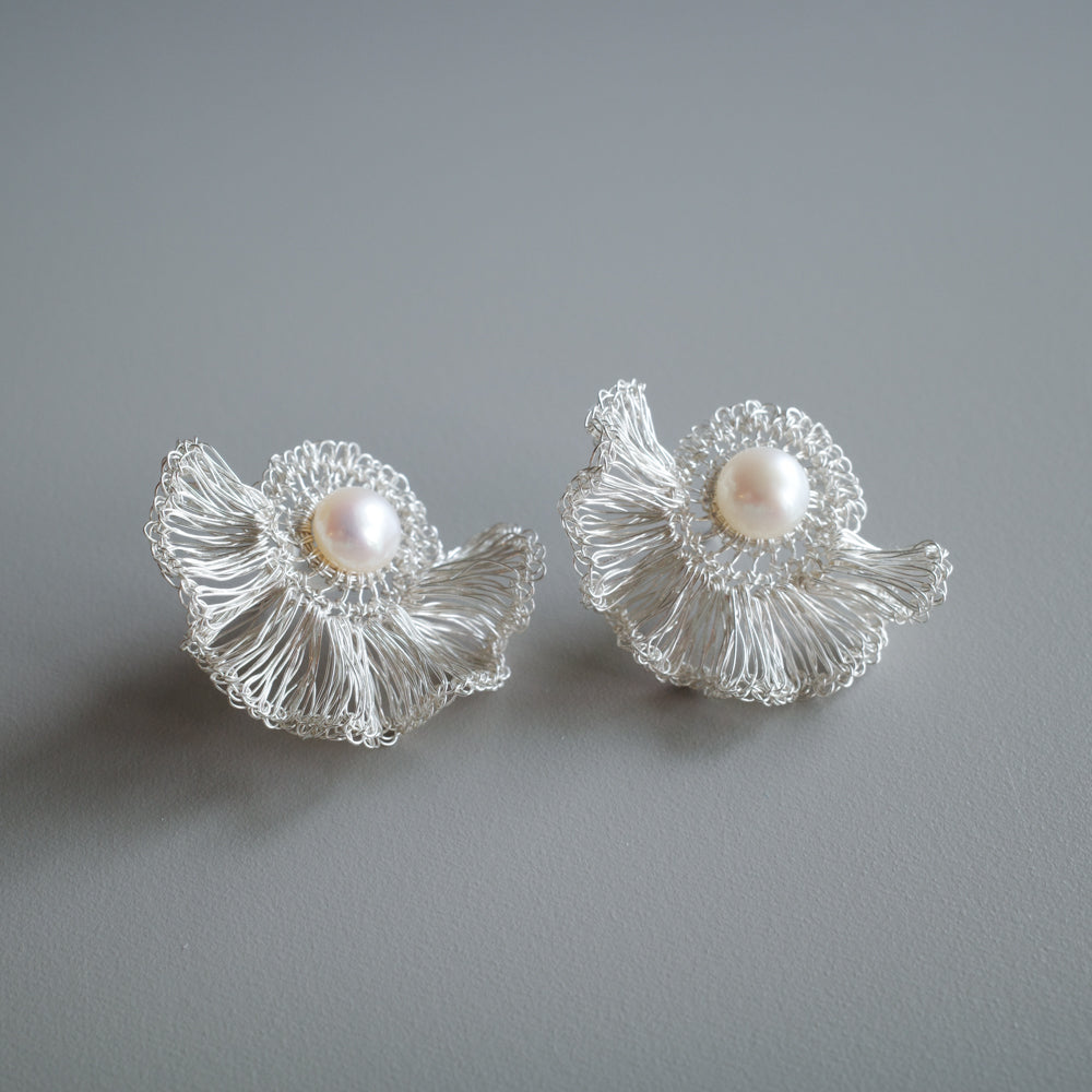 Frill Pearl – 2way フリルワイヤー×パール 耳飾り［シルバー］