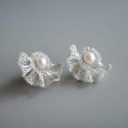 Frill Pearl – 2way フリルワイヤー×パール 耳飾り［シルバー］