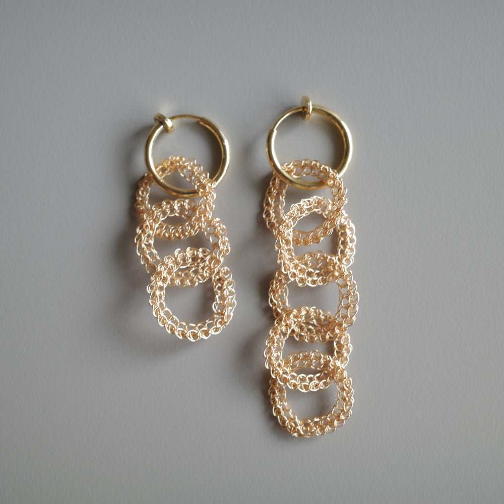 結（YUI） - ワイヤークロッシェ 耳飾り　ゴールド