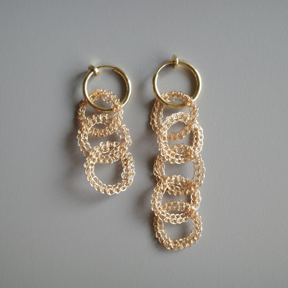 結（YUI） - ワイヤークロッシェ 耳飾り　ゴールド