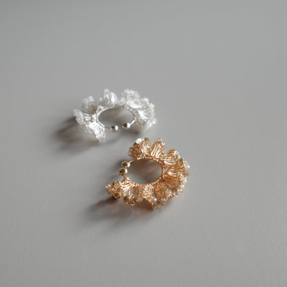 Frill Glow – 金屬線蕾絲耳夾［日本玻璃珠］gold