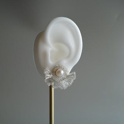 Frill Pearl – 2way フリルワイヤー×パール 耳飾り［シルバー］