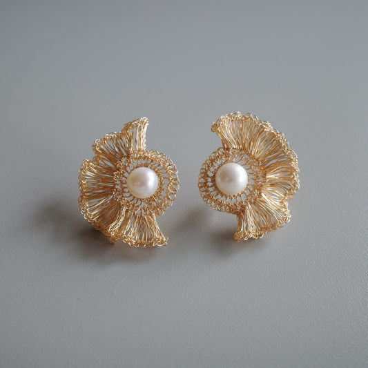 Softly Frills and Pearl – Wire Crochet 2-Way Earrings gold