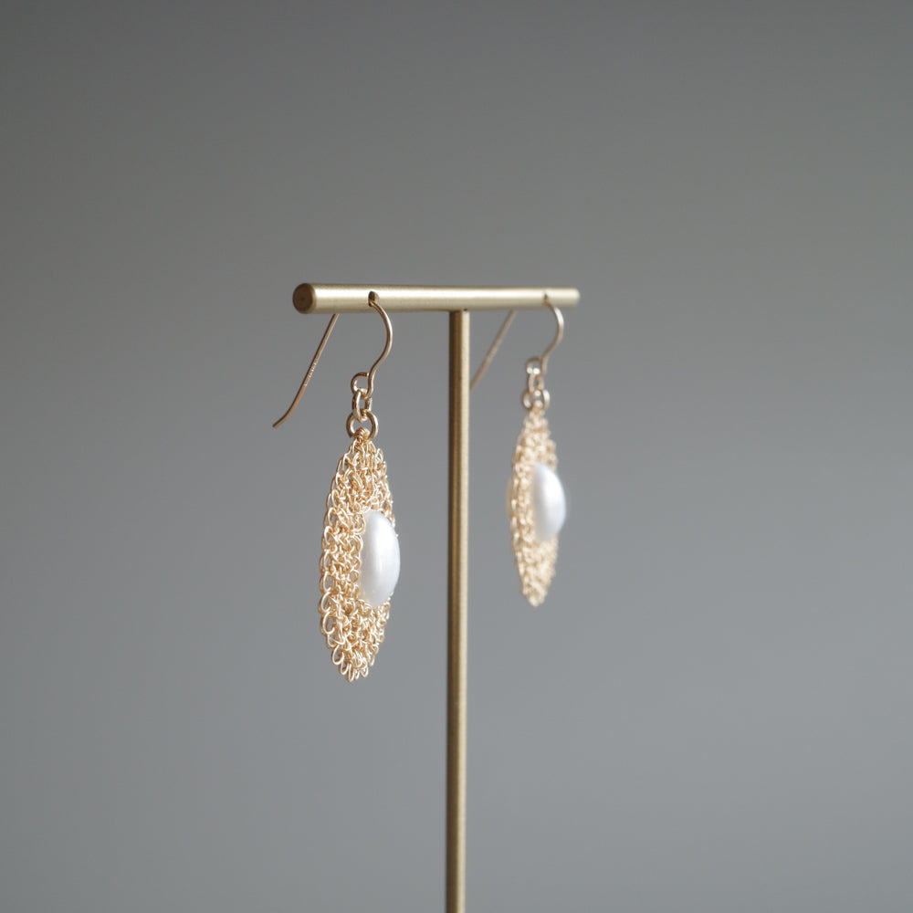 雫（しずく） パール – ワイヤークロッシェ 耳飾り　ゴールド