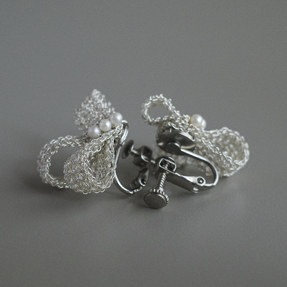 真珠リボン 耳飾り｜Soft Ribbon Pearl Earrings　Silver