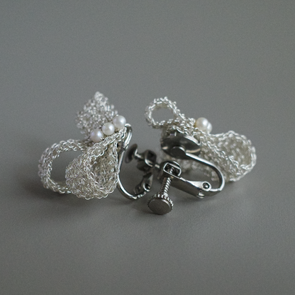 真珠リボン 耳飾り｜Soft Ribbon Pearl Earrings　Silver