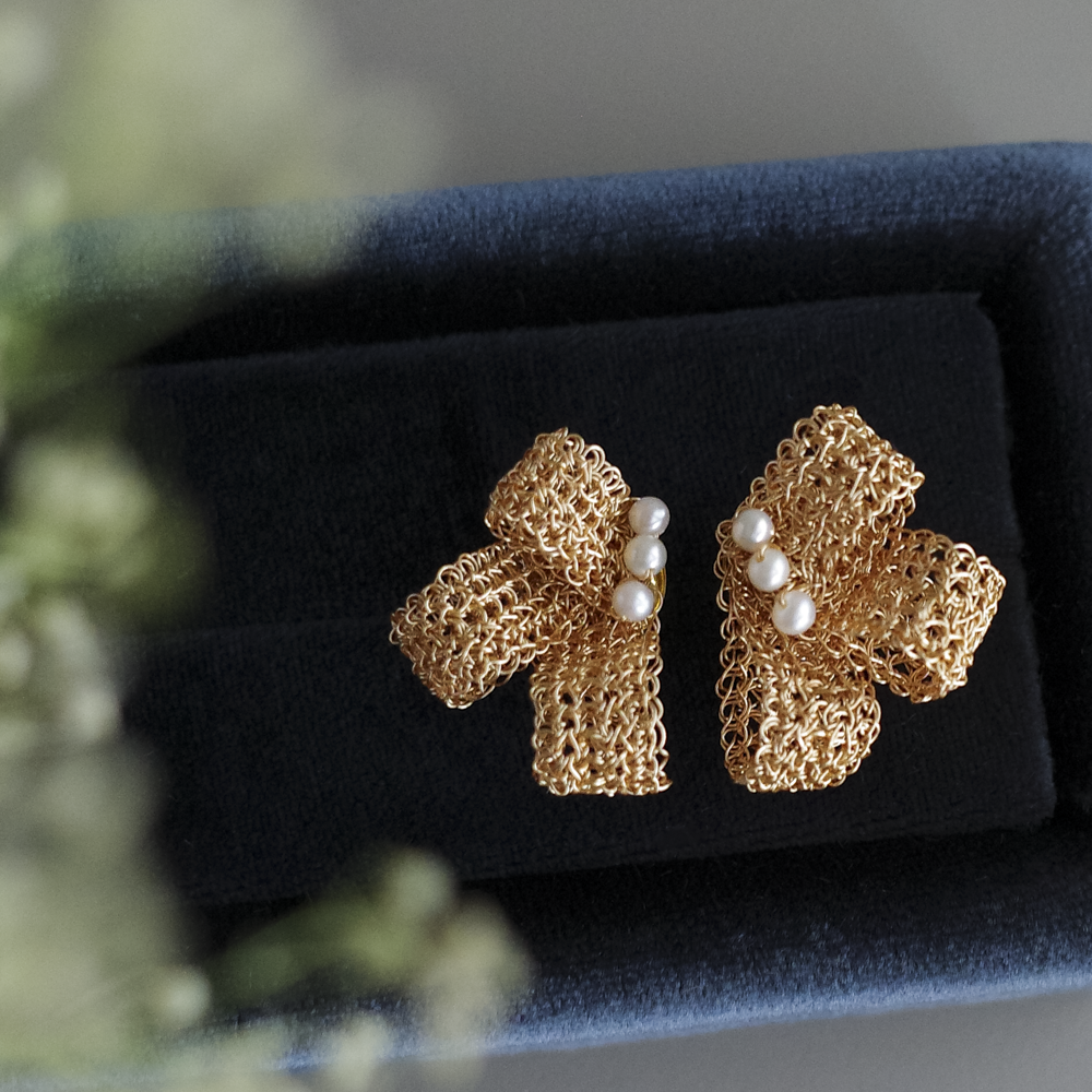 珍珠蝴蝶結耳環｜Soft Ribbon Pearl Earrings　Gold