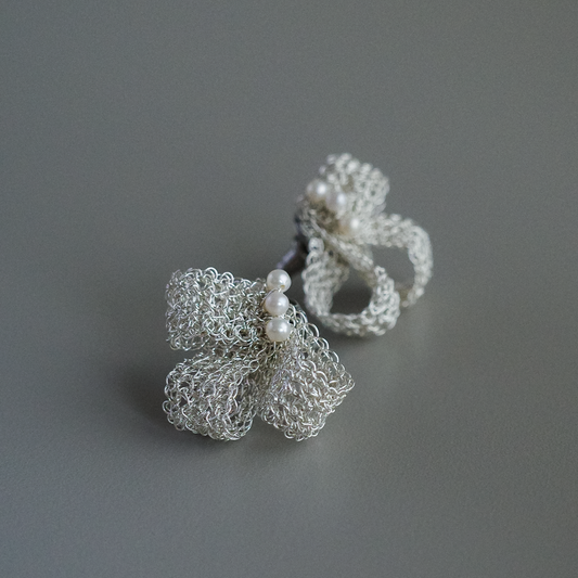 真珠リボン 耳飾り｜Soft Ribbon Pearl Earrings　Silver