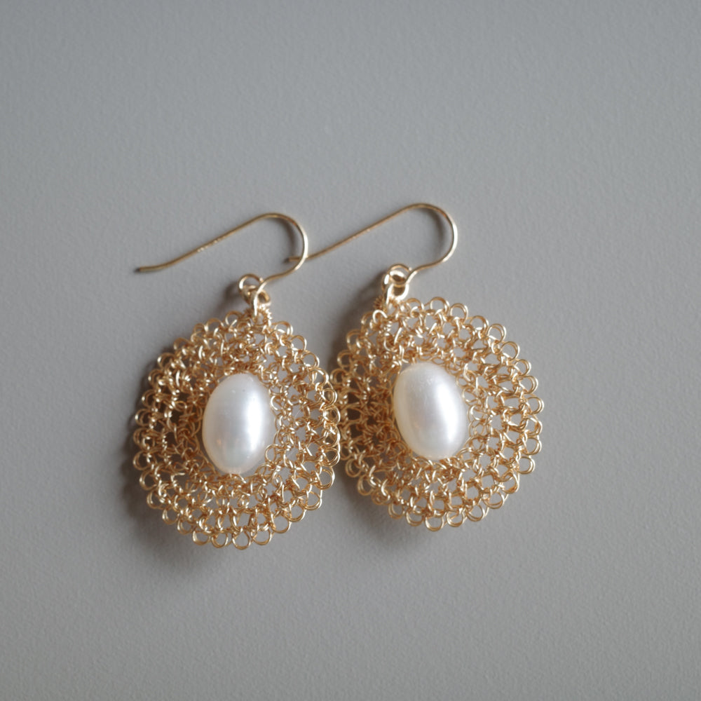 雫（しずく） パール – ワイヤークロッシェ 耳飾り　ゴールド