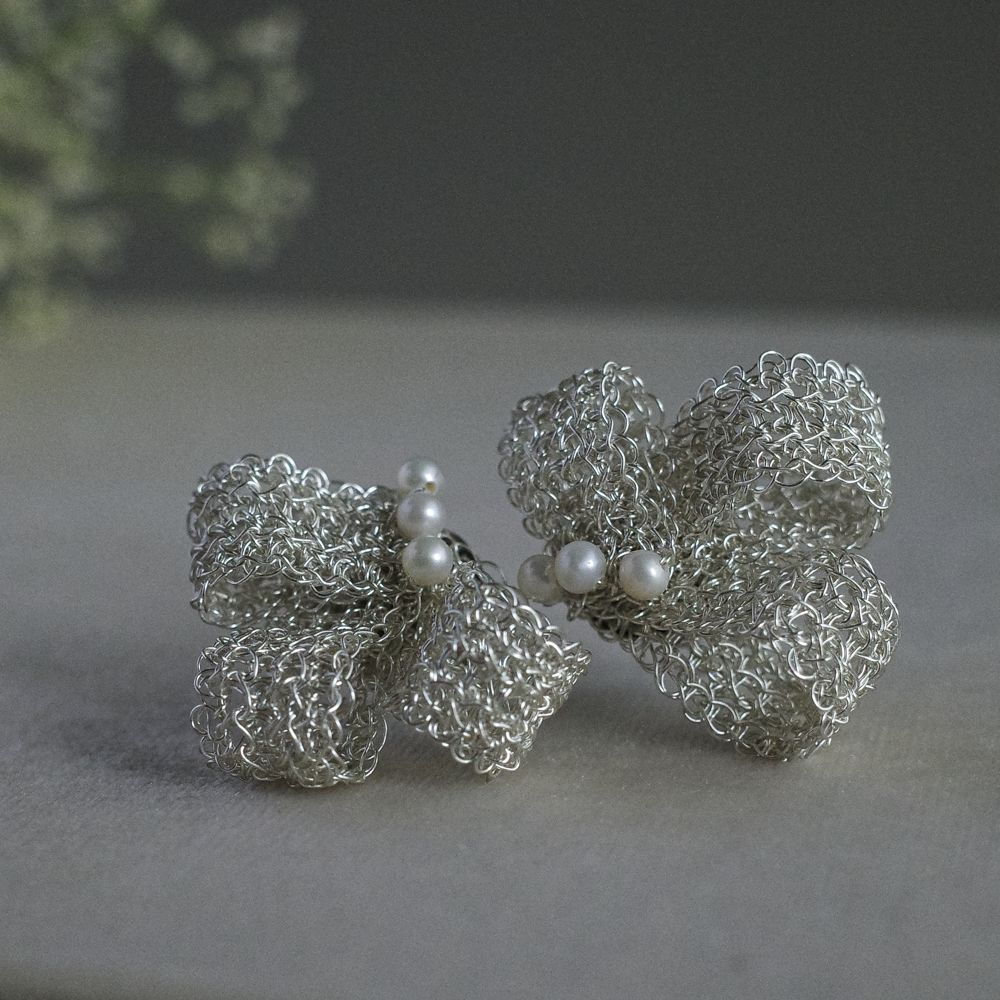真珠リボン 耳飾り｜Soft Ribbon Pearl Earrings　Silver