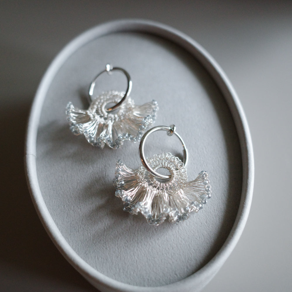 Frill Tail 搭配日本玻璃珠 – 耳環　銀色