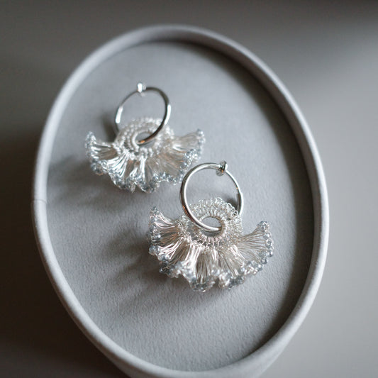 Frill Tail 搭配日本玻璃珠 – 耳環　銀色