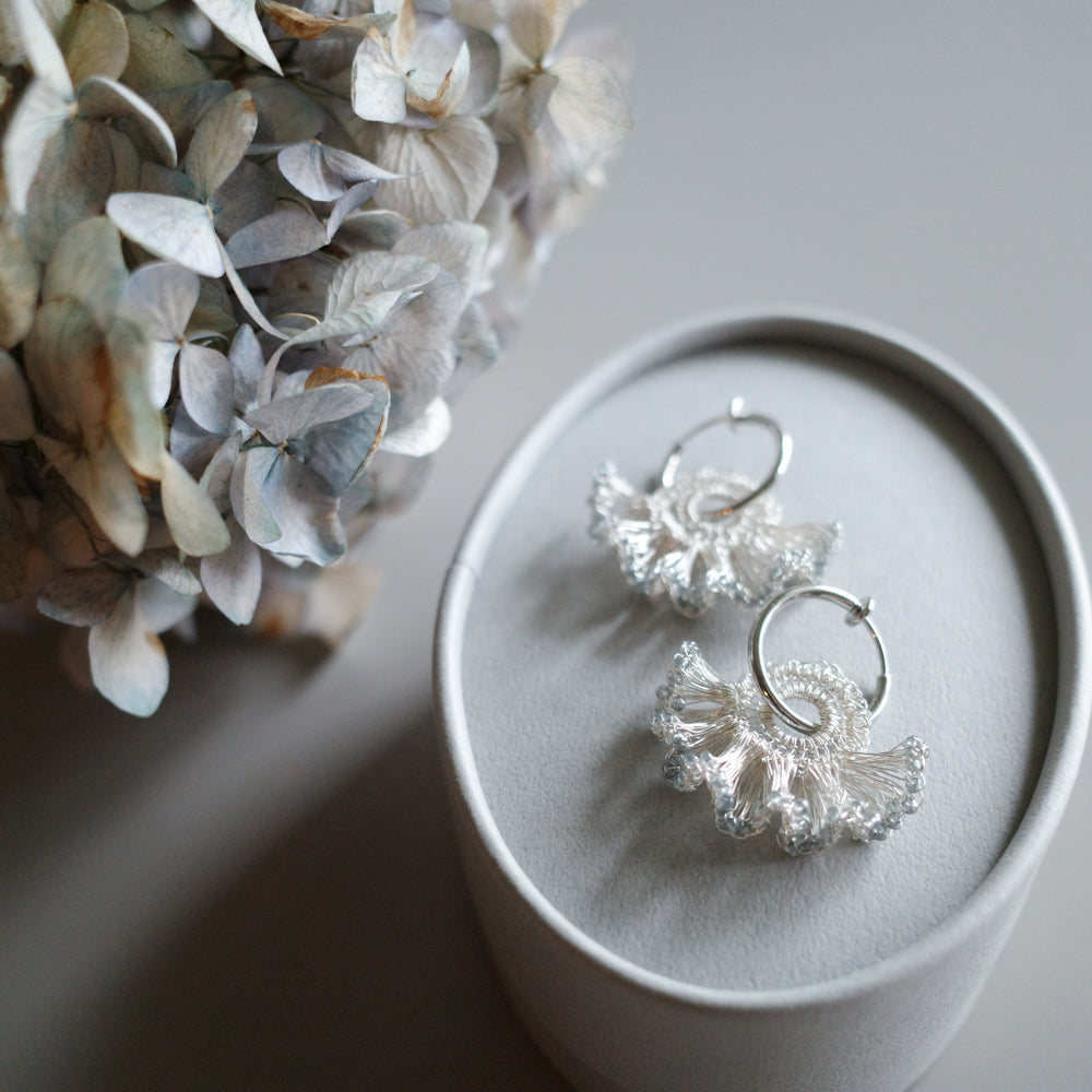 Frill Tail 搭配日本玻璃珠 – 耳環　銀色