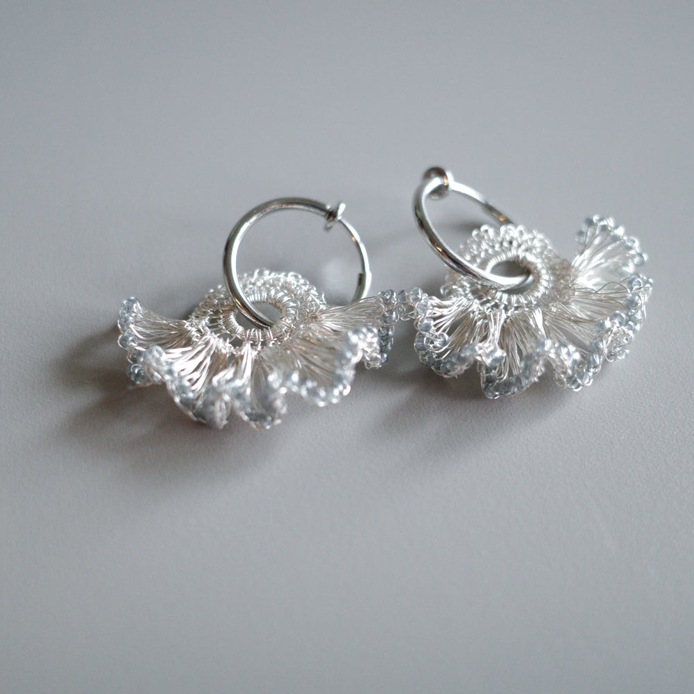 Frill Tail 搭配日本玻璃珠 – 耳環　銀色