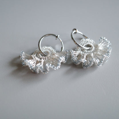 Frill Tail 搭配日本玻璃珠 – 耳環　銀色