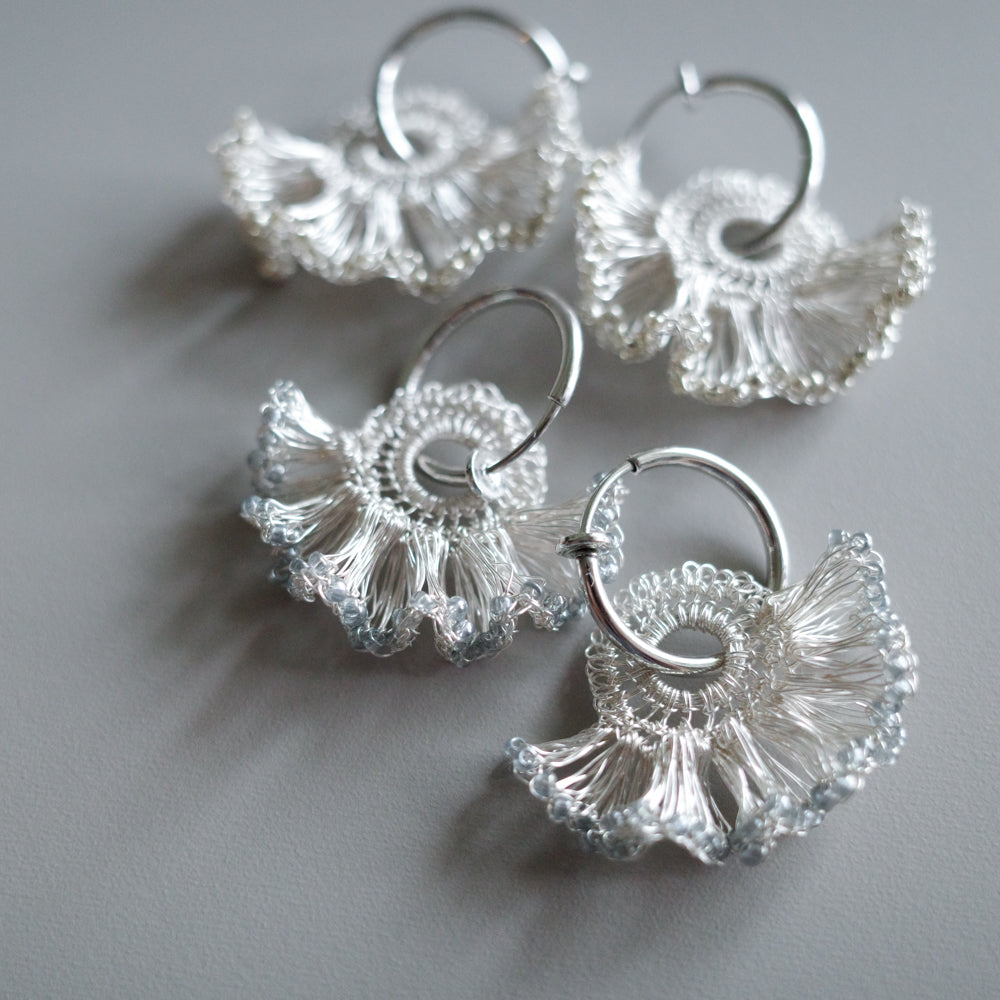 Frill Tail 搭配日本玻璃珠 – 耳環　銀色