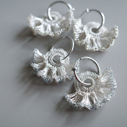 Frill Tail 搭配日本玻璃珠 – 耳環　銀色