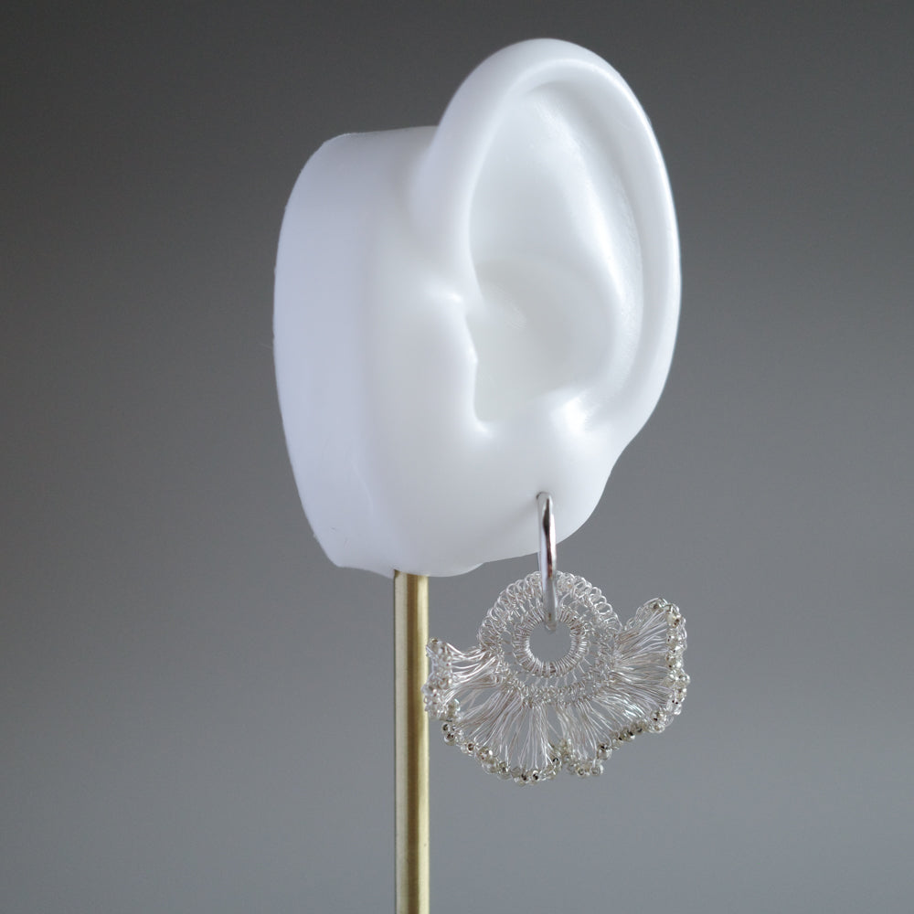 Frill Tail 搭配日本玻璃珠 – 耳環　銀色