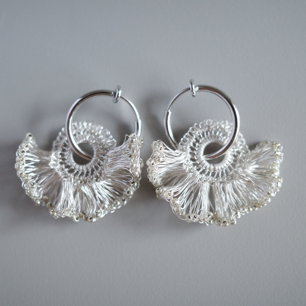 Frill Tail 搭配日本玻璃珠 – 耳環　銀色