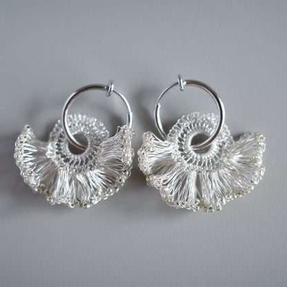 Frill Tail 搭配日本玻璃珠 – 耳環　銀色