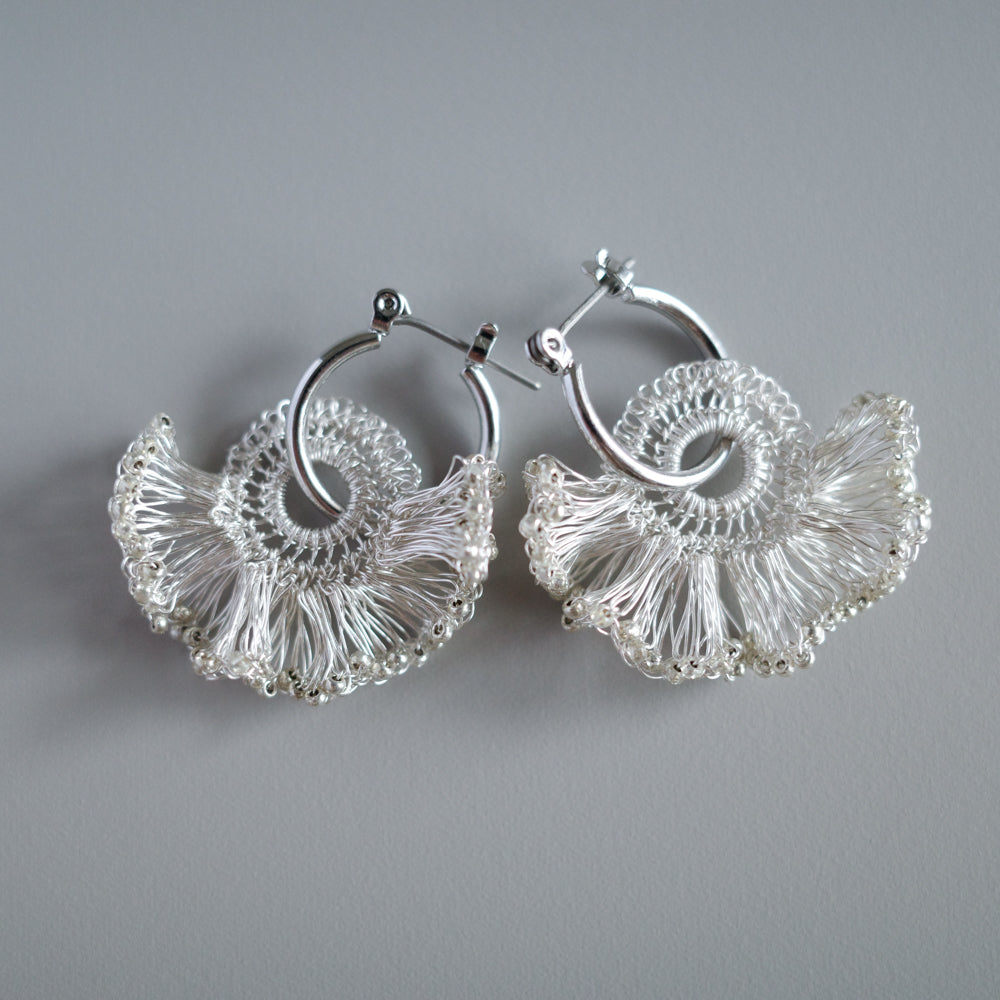 Frill Tail 搭配日本玻璃珠 – 耳環　銀色